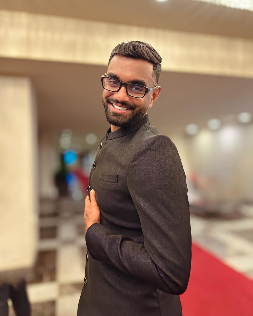 LEmbuldeniya's tweet image. Smiling because I clean up well. 😉

#FeelingFresh #SmileOnPoint #LookingGood #Embula