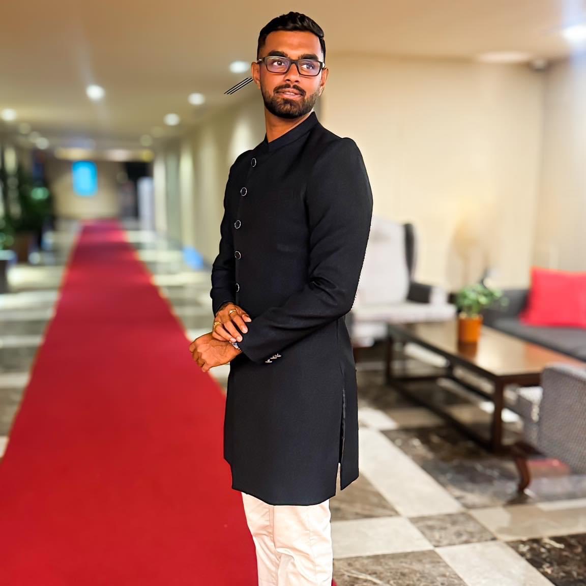 LEmbuldeniya's tweet image. Smiling because I clean up well. 😉

#FeelingFresh #SmileOnPoint #LookingGood #Embula