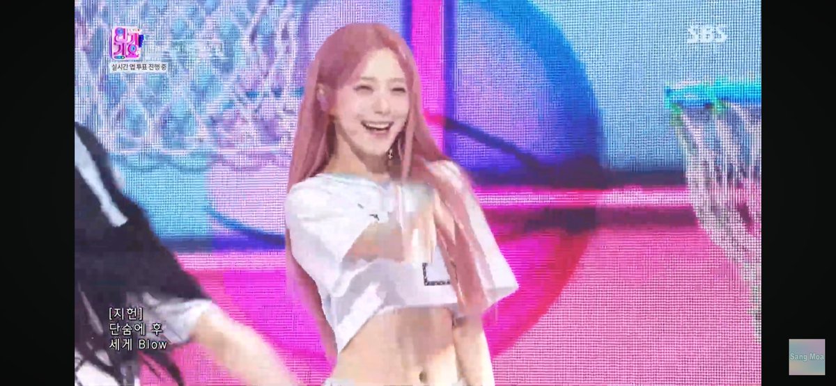 fromizu417416's tweet photo. あれ！？ジホンちゃんピンクモリなんだけど！

#fromis_9 https://t.co/bCnbDJ6ist