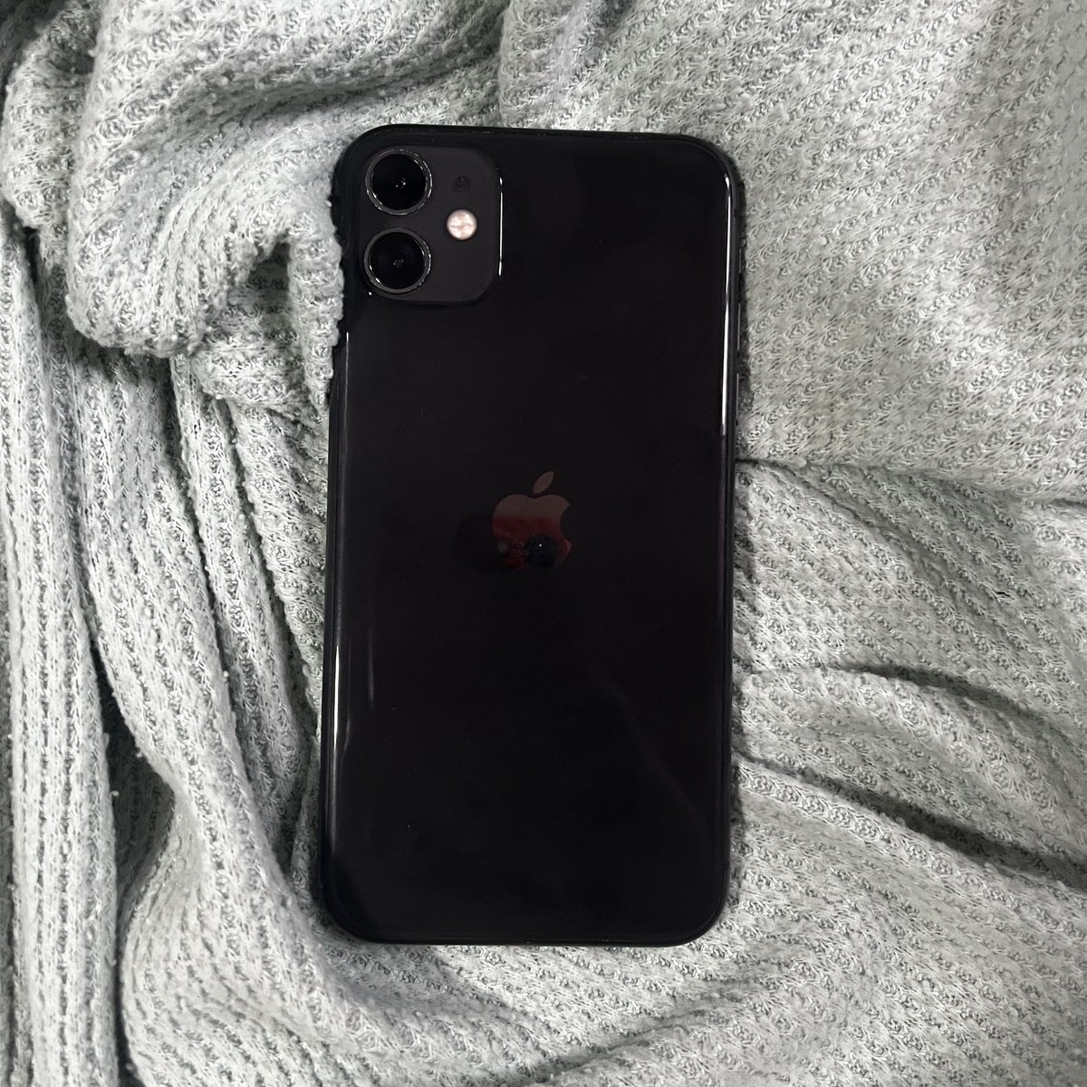 chaeisachi's tweet photo. wts lfb iphone 11 globe locked 128 gb ph 

selling my iphone 11 128 gb for 14k (nego pls dm me nalang!)

issues: 
- 74% bh
- may scratches 
- globe locked

but overall it still works ^^ no issues sa performance ^__^<3 

tags: wts lfb iphone 11 black 128gb 128 apple ph https://t.co/7I77mFLORB