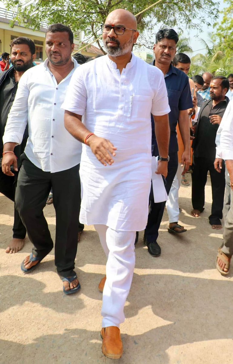 gandhamnaveen(modi ka parivar) (@gandhamnaveen) on Twitter photo జనహృదయ నేత
 పసి పిల్లల ప్రాణధాత 
న లాంటి సామాన్య కార్యకర్తలకు ధైర్యం 
మా ఇందూరు టైగర్ <a href="/Arvindharmapuri/">Arvind Dharmapuri</a>  అన్నగారికి జన్మదిన శుభాకాంక్షలు
<a href="/ArmoorBjp/">BJP Armoor</a> 
<a href="/Arvindharmapuri/">Arvind Dharmapuri</a> 
<a href="/OfficeofArvindD/">Office of MP Arvind Dharmapuri</a> జనహృదయ నేత
 పసి పిల్లల ప్రాణధాత 
న లాంటి సామాన్య కార్యకర్తలకు ధైర్యం 
మా ఇందూరు టైగర్ <a href="/Arvindharmapuri/">Arvind Dharmapuri</a>  అన్నగారికి జన్మదిన శుభాకాంక్షలు
<a href="/ArmoorBjp/">BJP Armoor</a> 
<a href="/Arvindharmapuri/">Arvind Dharmapuri</a> 
<a href="/OfficeofArvindD/">Office of MP Arvind Dharmapuri</a>