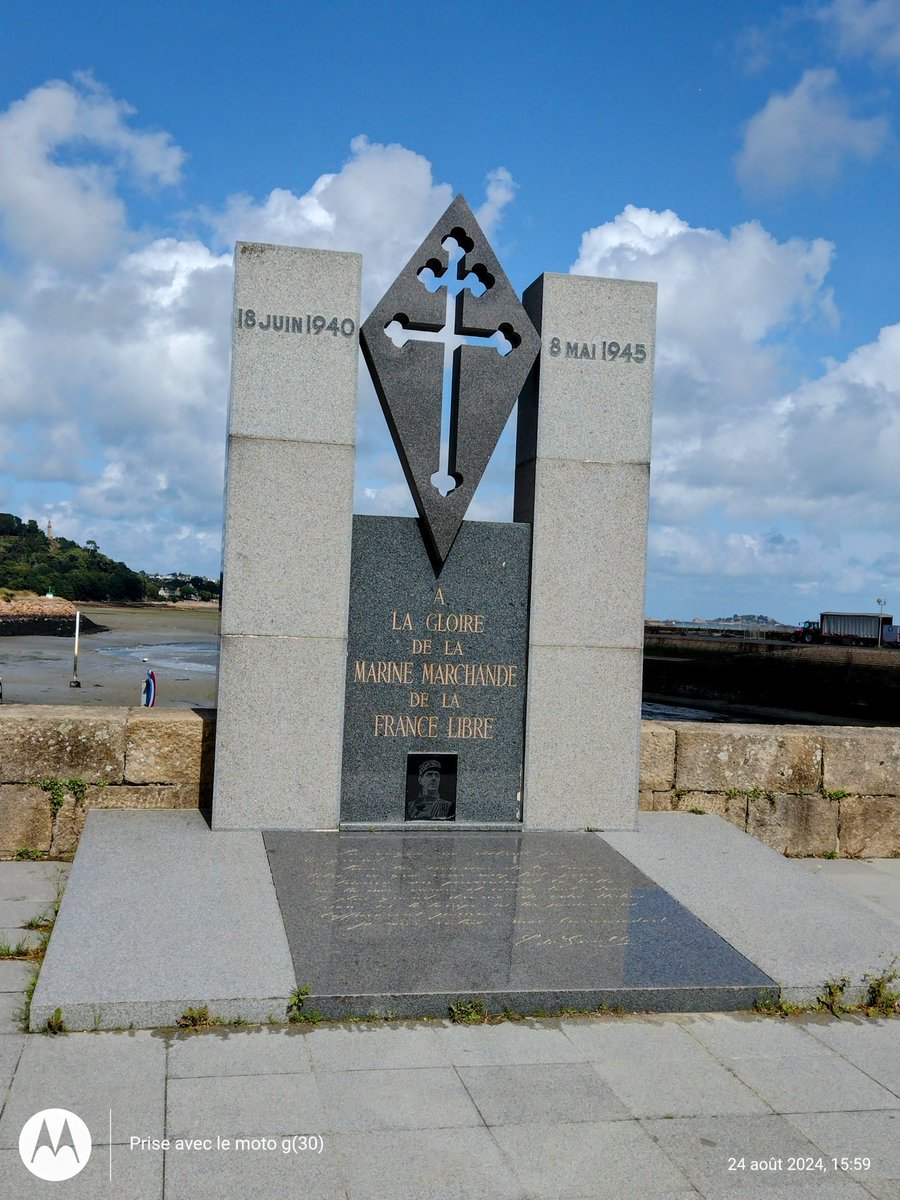 ThiChaplain's tweet image. Le monument commémoratif à la #MarineMarchande de la #FranceLibre à #Paimpol dans le #Trégor.