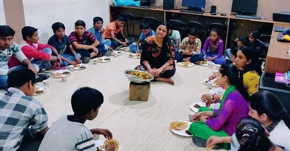 Bhawna_sharma43's tweet photo. सुकून के पल देश के भविष्य के संग,देश का भविष्य कैसे होगा ये आप और हम पर निर्भर करता है। ये नन्हें बच्चे हमारे देश का भविष्य है इसलिए इन नन्हे बच्चों को हमें पढ़ा लिखा नही बल्कि शिक्षित बनाना होगा 
#SanikSisterBhawnaSharma #HumaraDeshHumareJawan 
 @PMOIndia @HMOIndia @myogioffice https://t.co/udPPieENB7