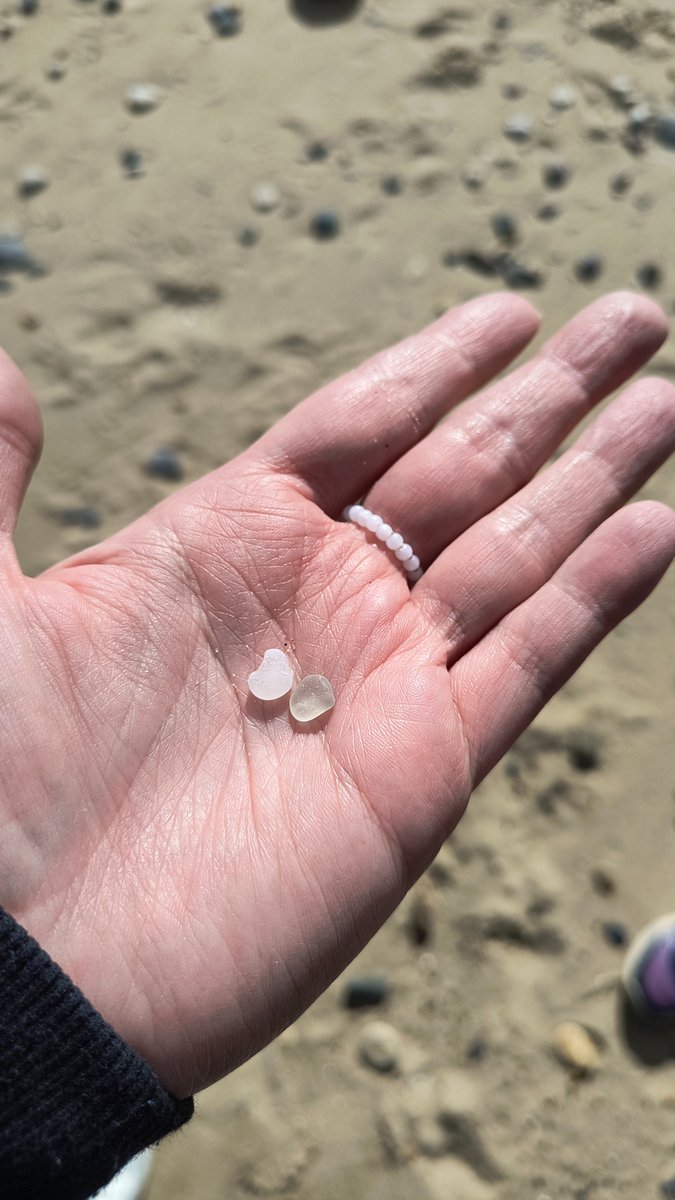 W2Week's tweet image. TREASURE 

Did you know you can go hunting for treasure?

#seahambeach is the place to go hunting for the sought after #seaglass . We had a great day digging through the pebbles and plodging in the water. ❤️

#week2week #explore #beach #northeast #treasure #treasurehunt #relax