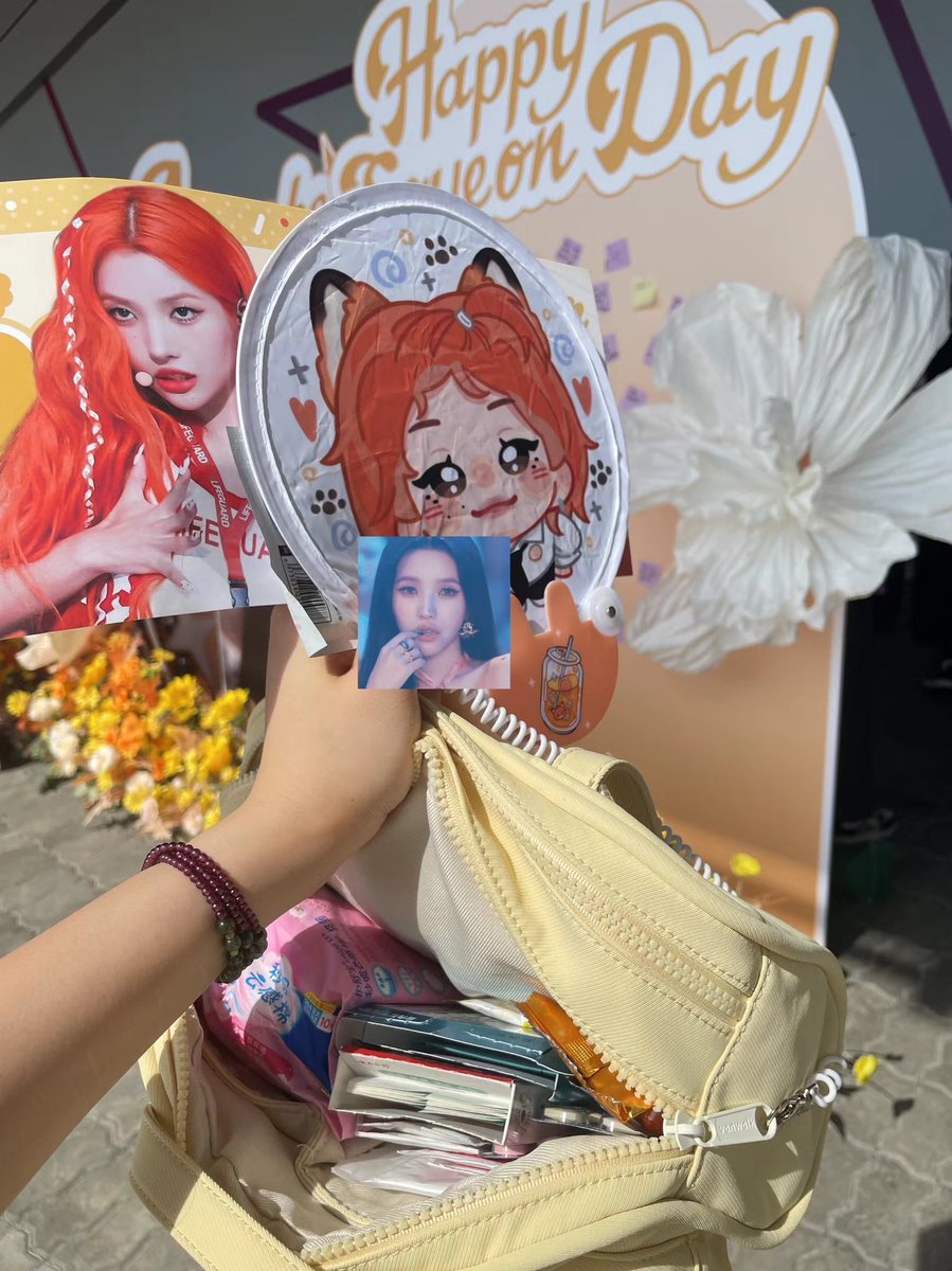 #소연 #전소연 今天在花牆旁發放，帶有應急物品，需要的可以找工作人員領