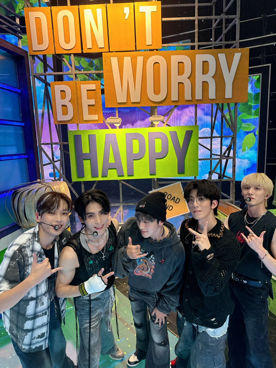 SF9_FANCLUB's tweet photo. [📸] 240825 SBS 인기가요

설렁탕처럼 뜨거웠던 SF9의 무대와🔥
완벽한 조합을 자랑한 FANTASY의 응원🥰

#SF9 #에스에프나인 #FANTASY #Dont_Worry_Be_Happy https://t.co/zO5RKOcAfo
