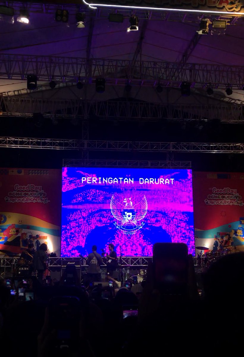 ColdiacSquaw's tweet photo. @rarasekar Coldiac semalem di surabaya, respect polll🙌 https://t.co/z1jOZFWNGi