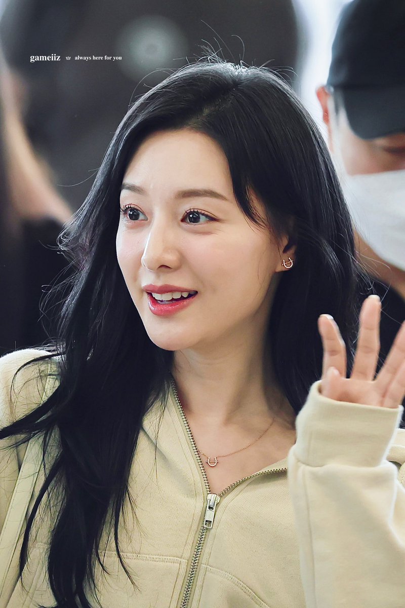 Gameiiz_805's tweet photo. 240825 Kimjiwon at BKK 
บ๊ายบายนะคะพิคนสวยยยยย ไว้เจอกันใหม่นะคะ 🫶🏻✨🤏🏻

#ประเทศไทยมีคิมจีวอนแล้ว 
#BeMyOneInBKK #KimJiWon 
#김지원 #คิมจีวอน https://t.co/6SDtcRCR1E