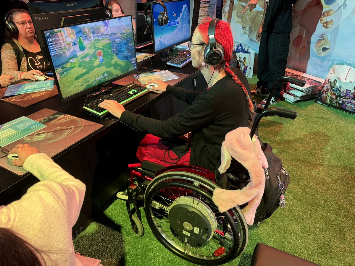 Leator's tweet image. Final day of #gamescom
Found this cute gem in hall 6! #Floatopia