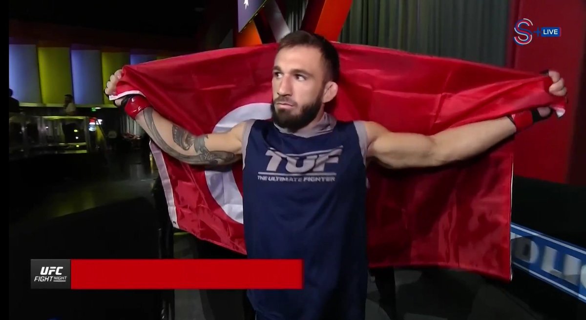 İyi olan güreşini hiç konuşturamadı rakibi boy avantajını çok iyi kullandı yakınına sokmadı  1 kere yakınına girmeyi başardında da malesef nakavt oldu    bizim bayramızı taşıyan her  sporcuya destek olucamıza köstek oluyoruz bayramızı dalgandırması bile şereftir .