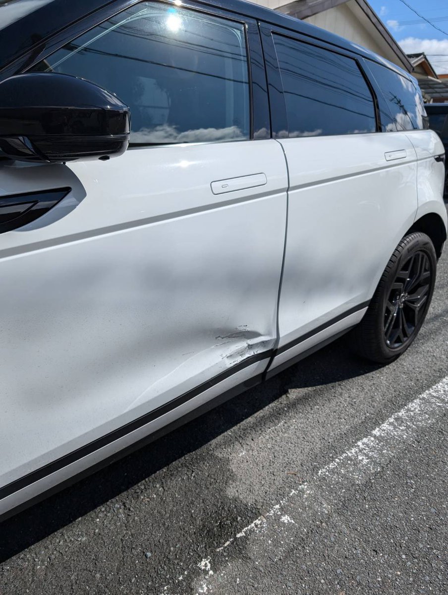 jaguar_masa's tweet photo. 嫁が買い物に行って駐車場に駐めて降りてる所に車が…
どうもおばぁちゃんがエヤコンも付けず運転して意識を無くして突っ込んだみたいです😢もし娘が助手席に乗って降りてる途中だったらと思うと恐ろしいです💦
不幸中の幸いでおばぁちゃんもすぐに病院に運ばれ大丈夫で嫁も大丈夫だったので良かった https://t.co/eM1oqhiMcP