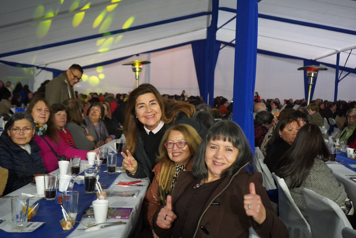 Claudio Orrego L. (@orrego) on Twitter photo Feliz de compartir y homenajear en #PadreHurtado a más de 1.000 dirigentes y dirigentas sociales y comunitari@s. Admiro su trabajo, por el liderazgo, nobleza y sacrificio que ejercen en busca del bienestar de los demás. Esta noche, junto al alcalde <a href="/Felipe_Munoz_H/">Alcalde Felipe Muñoz Heredia</a> y consejero Feliz de compartir y homenajear en #PadreHurtado a más de 1.000 dirigentes y dirigentas sociales y comunitari@s. Admiro su trabajo, por el liderazgo, nobleza y sacrificio que ejercen en busca del bienestar de los demás. Esta noche, junto al alcalde <a href="/Felipe_Munoz_H/">Alcalde Felipe Muñoz Heredia</a> y consejero