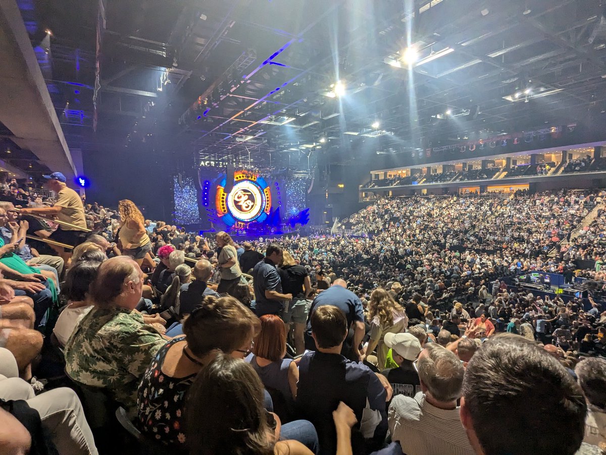 We are here in Palm Desert at Acrisure Arena to see Jeff Lynne, ELO with Carl and Ly.