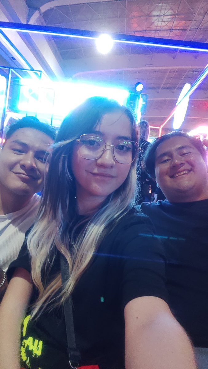 Y también conocí a dos amigos del Inteneeeeee <a href="/Gamer15Vi/">ViGamer15</a> <a href="/Diego_Har0/">Diego Haroo</a>