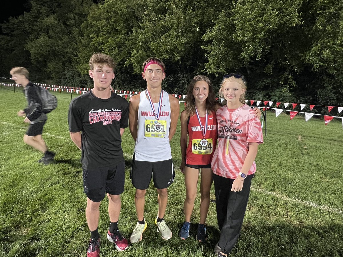 acxcdutchmen's tweet image. Started our season at the Warwick Twilight Tune Up! Oliver Funck (4th), Mackenzie Stellmach (5th), Lucy Stellmach (13th), and Landon Hostetter (24th) earned Individual Medals. The Boys team finished 7th while the Girls finished 11th out of 33ish Teams 👏🩷 #happybdaylandon #acxc