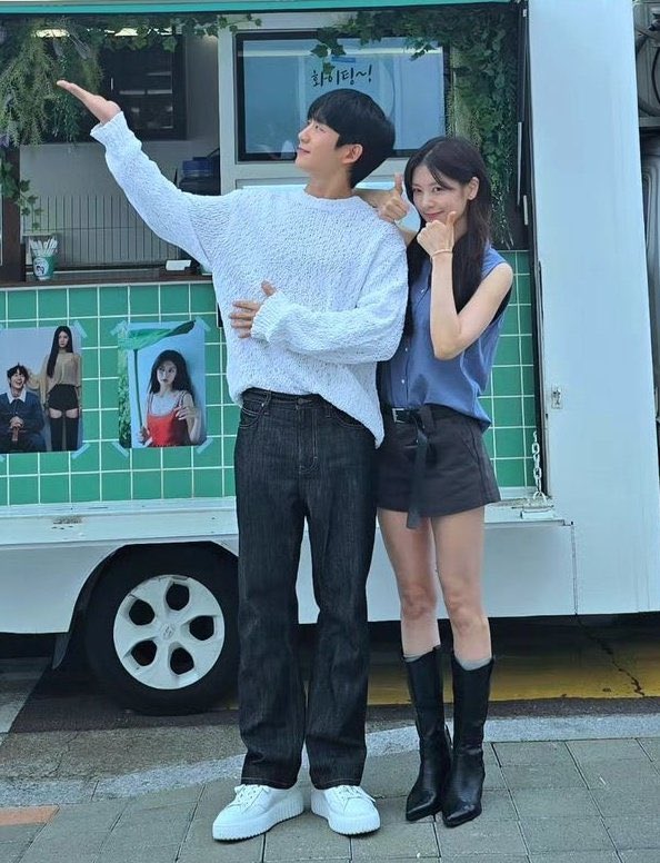 thinkabthaein's tweet photo. cuties and somi’s fit tho https://t.co/MFwYb14qaS