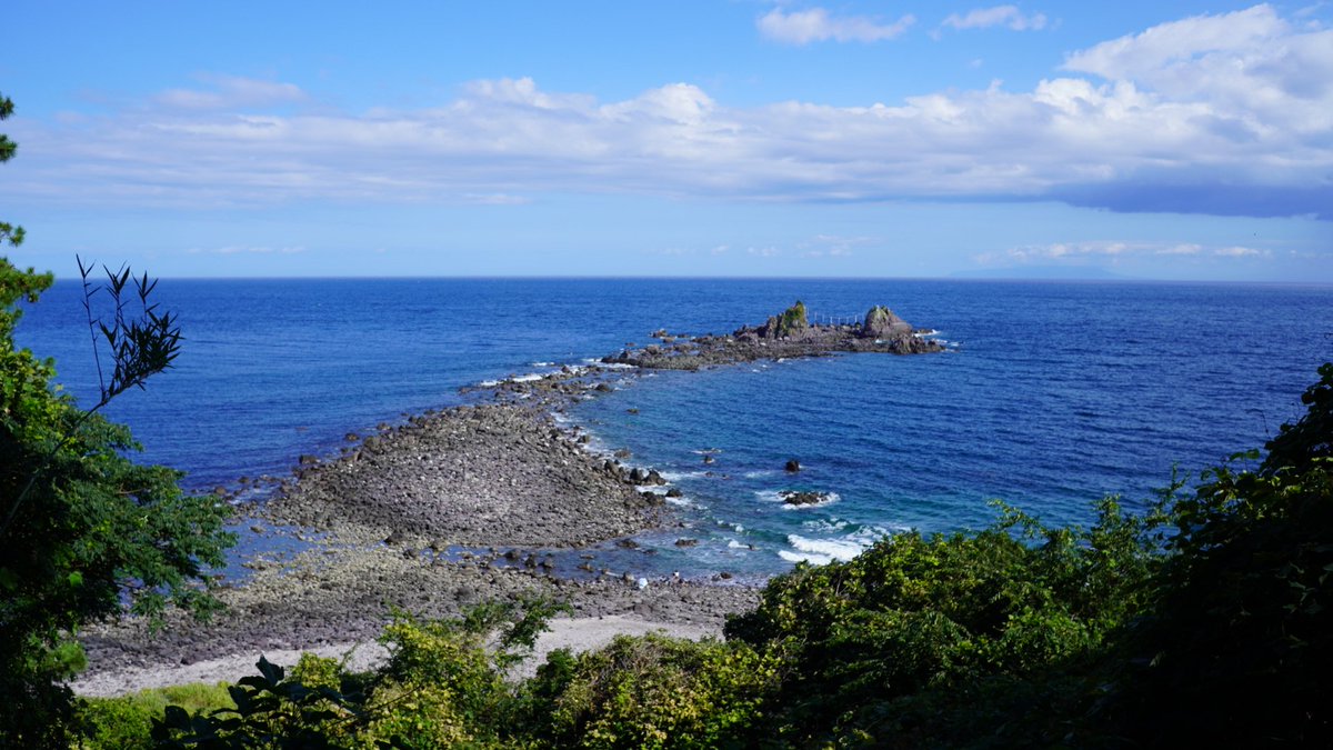 SRV2501's tweet photo. 神奈川と静岡の境の真鶴まで下ってうに清で舟盛り🐟️ 美味すぎて感動 小田原のマンホールはシャア専用ズゴックでした 今まで中央道ばっか使ってたけど西湘バイパスは景色良くて最高でした 今度からこっち使おう https://t.co/1Gclzbnz4T