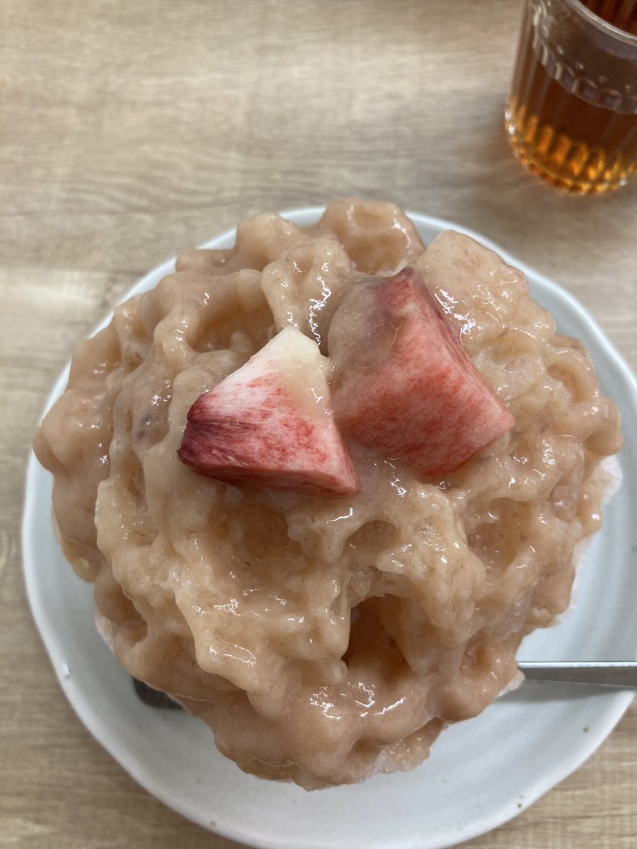 Io7Jk2's tweet photo. 浅草橋
Boogiee  
もも🍑　　1500円

濃厚な桃のソースがたっぷり表面にかかっています。
中には桃の果実とクリームが入っていて、パフェのような美味しさです❣️
#かき氷　#東京かき氷 https://t.co/b6r6avDU4V