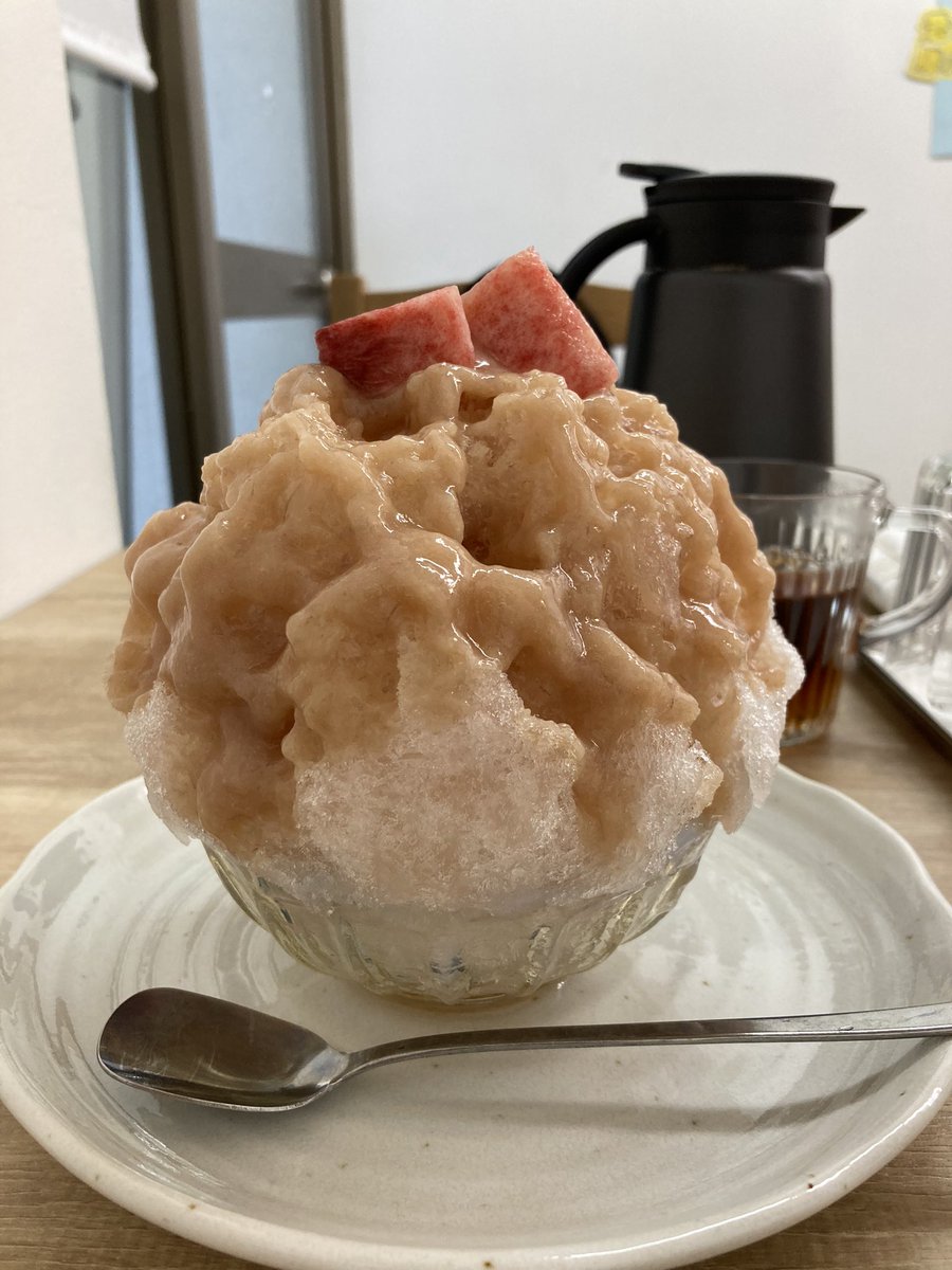 Io7Jk2's tweet photo. 浅草橋
Boogiee  
もも🍑　　1500円

濃厚な桃のソースがたっぷり表面にかかっています。
中には桃の果実とクリームが入っていて、パフェのような美味しさです❣️
#かき氷　#東京かき氷 https://t.co/b6r6avDU4V