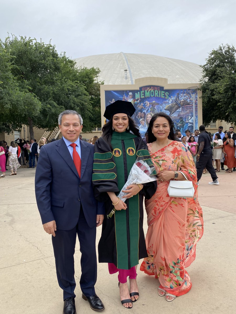INTERN SPOTLIGHT!
✨Niva Bamback, DO✨
Home: San Antonio, TX
Med School: UIWSOM
EM Interests: Admin + Global Health
Why UT? The people! Everyone really cares about one another, is enthusiastic about teaching, and is always striving to improve the program, and more!