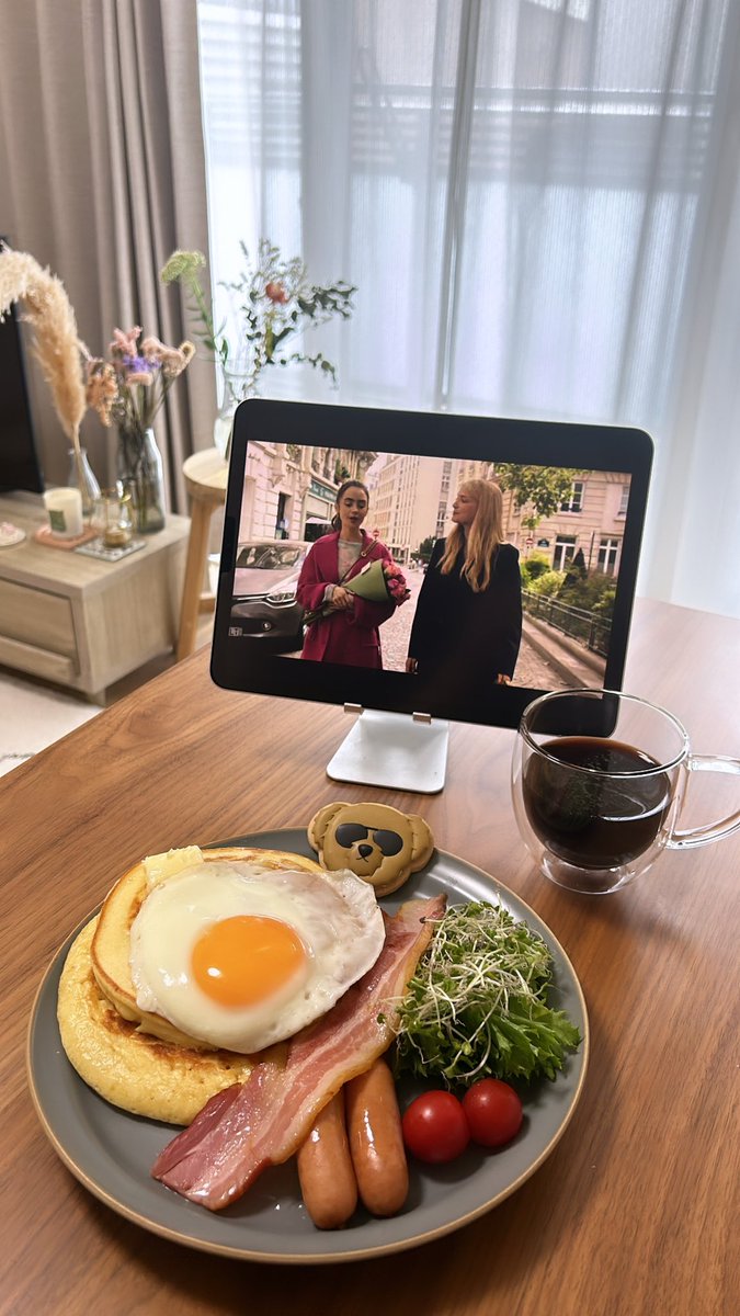 louisa_2211's tweet photo. #EmilyInParis を久しぶりにシーズン1から見返しながら、丁寧な朝ごはん🌷🤍🫶Uberなどのデリバリーが流行ってこういうご��は手間かけて作らなくても簡単に手に入るようになったけど、自分のために時間と手間をかけて作るのも生活を充実させるために大切だなと感じます！ https://t.co/VuoGjnMXel