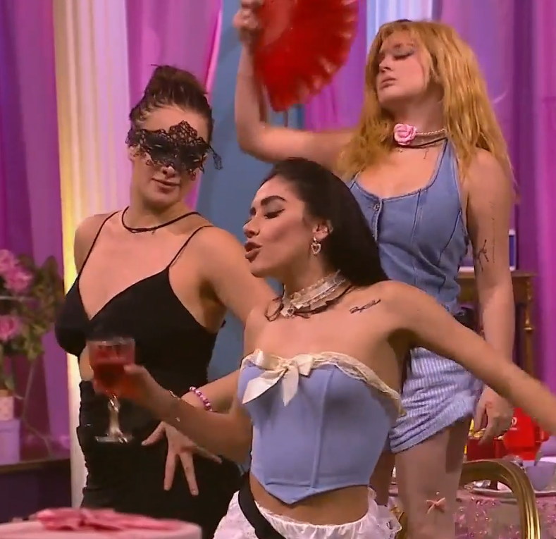MissJauregui210's tweet photo. Universo paralelo de JAQUE MATE (facfic y serie camren) , donde Gala es la estripper , La matrioska la empresaria y tienen una hija brillitos #Camren #Garime #Facfic #Jaquemate https://t.co/PlbnY2MPUx