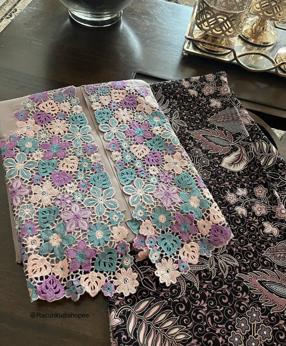 Setelah acara wisuda kemarin, baru inget ternyata ga punya kebaya yang proper untuk hari penting yang mewajibkan pake kebaya.

Trs aku nemu toko kebaya kutu baru, dipake buat acara apa aja cantik.
Classic &amp; classy🤍