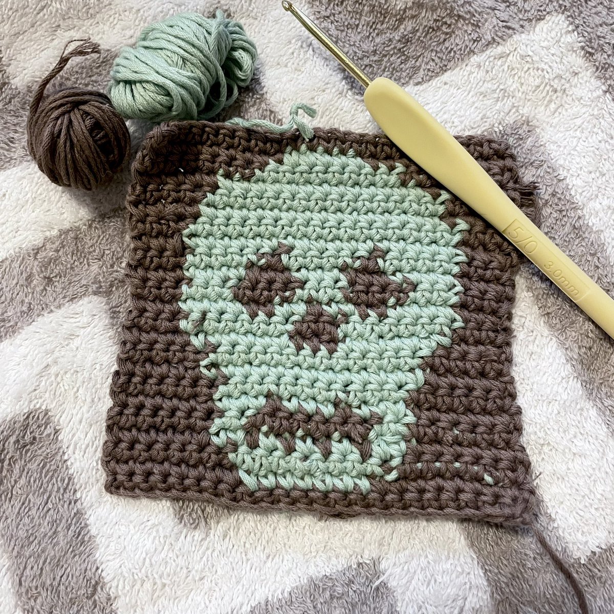 shunsetsu59's tweet photo. 🤎チョコミントスカルちゃん💚

8bit painterというアプリでチャートを作って、
スワッチ(試し編み)を編んでみました💀 https://t.co/HClXImA02t