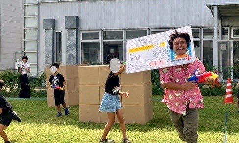 fmnishitokyo's tweet photo. \踊る大水合戦 スプラッシュバトルを実行せよ/
8/25 午前中 楽しすぎる〜
市民協働企画提案事業(U29チャレンジ部門)として、高校生が大学生団体とタッグを組み、水鉄砲を使ったサバイバルゲームイベントを市民広場(保谷庁舎跡地)で開催しました!
#842fm https://t.co/6kB2zBW7SK