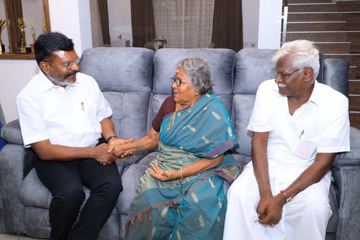 thirumaofficial's tweet photo. நாடே கொண்டாடும் 
"வாழை"!
கண்ணீரில் 
கருக்கொண்ட காவியம்.

கலையுலகே 
புருவம் உயர்த்தும் 
கலைநயம். 

உழைக்கும் மக்களுக்கு
வாழைக்குலைகள் மட்டுமல்ல
வாழ்க்கையே பெருஞ்சுமை.

புளியங்குளத்தில் முளைவிட்ட
பொதுவுடைமை அரசியலின் தாக்கத்தால் 
மாரியின் வேர்களில் மார்க்சியம்.

போதாது கூலியென போர்க்குரல் வெடித்தெழும்
பொருளியல் முரண் விளக்கும்
புரட்சிகரப் படைப்பு!

வறுமையை எதிர்த்து வலிகளைச் சுமந்து வாழ்க்கையைத் தேடும்
வரலாற்றுக் குறிப்பு!

விபத்தில்தான் பலி 
என்றாலும்,
இது வெண்மணி வெங்கொடுமையின் 
வேறொரு வடிவம். 

பச்சிளம் குழந்தை
பருவத்திலும் 
குடல் முறுக்கும் 
பசியடக்கி
கொடுந்துயர
தடைநொறுக்கி
வெகுண்டெழுந்து
போராடி
வெற்றி இலக்கை
எட்டித் தொட்ட 
ஒரு பிறவிப்போராளியின் தன்வரலாறு.

இது மாரியின் 
மழலைப்பருவ 
வரலாறு எனினும்
ஒரு சமூகத்தின் உயிர்வலி! 
@mari_selvaraj #Vaazhaimovie @