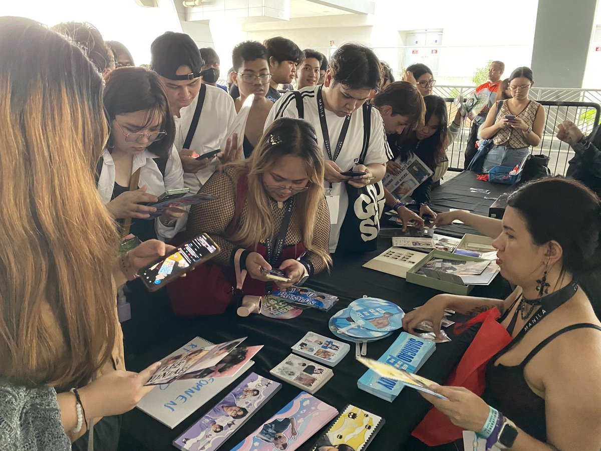 ABSCBNNews's tweet photo. LOOK: Fans of @IST_THEBOYZ
gather outside of the Mall of Asia Arena for a “fan hub,” where they give away merchandise, play games, and write on a message board for the K-pop group. #ZENERATION2_MNL | via @jaehwabernardo https://t.co/Plgg5j4W0L