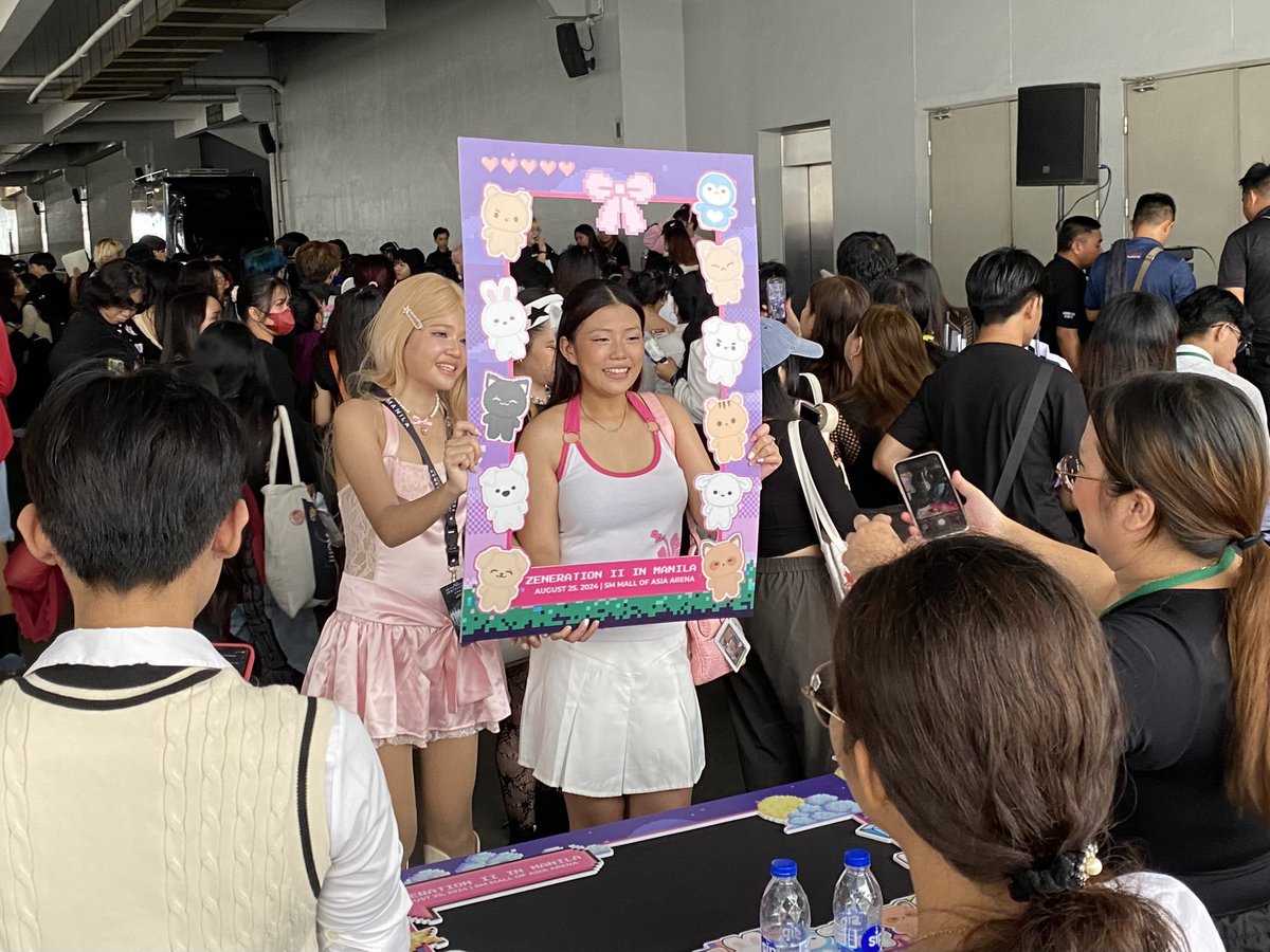 ABSCBNNews's tweet photo. LOOK: Fans of @IST_THEBOYZ
gather outside of the Mall of Asia Arena for a “fan hub,” where they give away merchandise, play games, and write on a message board for the K-pop group. #ZENERATION2_MNL | via @jaehwabernardo https://t.co/Plgg5j4W0L