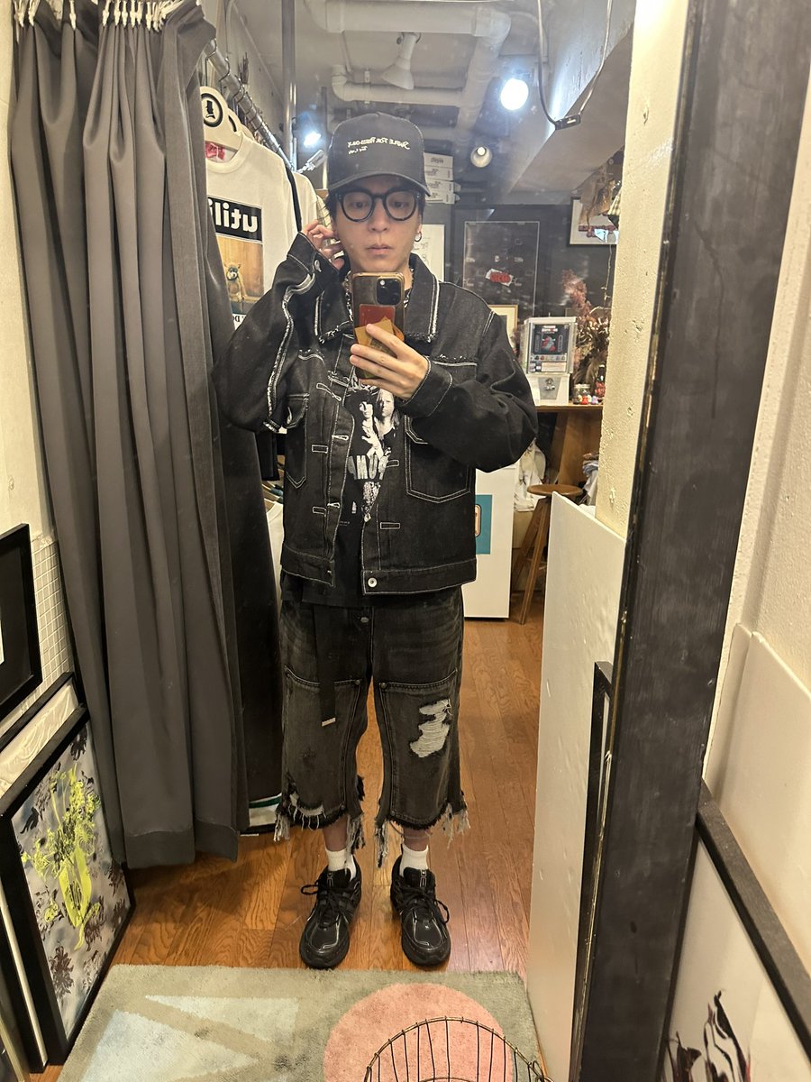 magictakumi1008's tweet photo. ついに完成した
俺の今持ってるクリエイティブを全て詰め込んだGUELL初のデニムジャケット！ https://t.co/GgwMgQmona