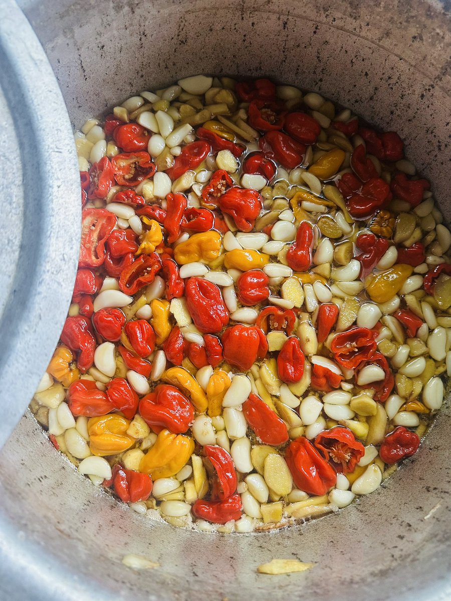 Filesta92's tweet photo. Love my days off! My Mother teaching me how to make homemade Chili Sauce  😍 https://t.co/IebUvNKaUG