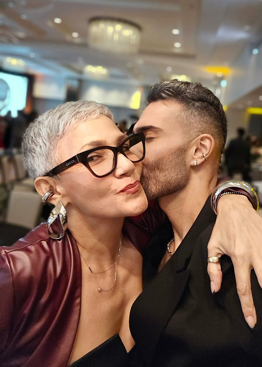 Cuando el viento sopla en mi contra y voy perdiendo hojas, gano raíces. Tengo ramas y son fuertes por el abrazo de amigos, colegas y por tanto amor. Con tanto q agradecer, acepto el Premio a la Excelencia Periodística por el reportaje "En la casa de Mami Ruddys". Gracias, <a href="/opcpr/">Overseas Press Club</a>.