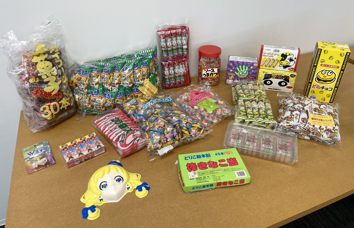 hs_oshimy's tweet photo. クリエイタープレゼン交流会始まりました！！👏🏻👏🏻✨
朝から駄菓子問屋に行って大人買い🤭🍬
自分の推しの子を選んでくださいね☺️🤍
#CCLT https://t.co/qvxD0KdI4v