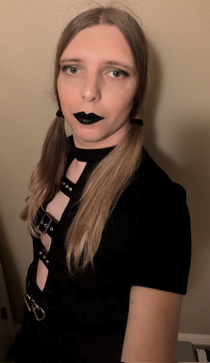 GenStuk0v's tweet photo. Got all gothed up for Goth night with the girlies and actually feel super hot for once https://t.co/iHLYDkDG7t