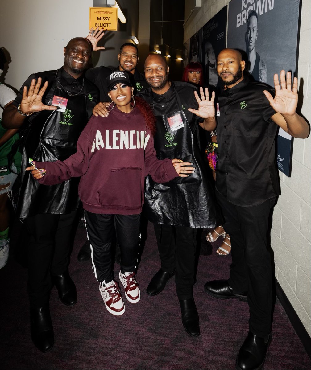 MANLYHANDZ's tweet photo. @MissyElliott It’s was such an honor to relax you on your ground breaking  #OutOfThisWorldTour We appreciate you forever🙏🏾 https://t.co/DhwzOvLYkE