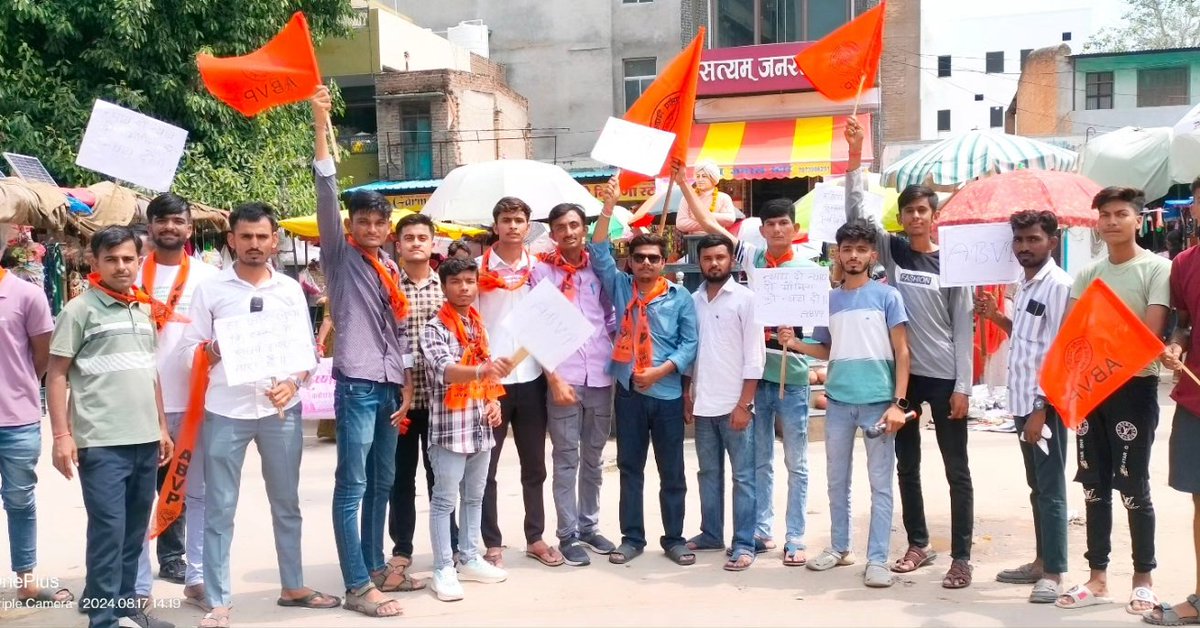 Rameshborwara's tweet photo. #पश्चिम_बंगाल में जूनियर #डॉक्टर की दुष्कर्म के बाद हत्या के विरुद्ध बहन को न्याय दिलवाने के लिए आज विवेकानंद सर्किल ,सायला में ममता बनर्जी का पुतला‌ फुंककर विरोध प्रदर्शन किया।

जब तक उस बहीन को न्याय नही मिलेगा तब तक हम शांत रहने वाले नहीं है।
#JusticeForMoumita #Rameshborwara https://t.co/odA5paARDv