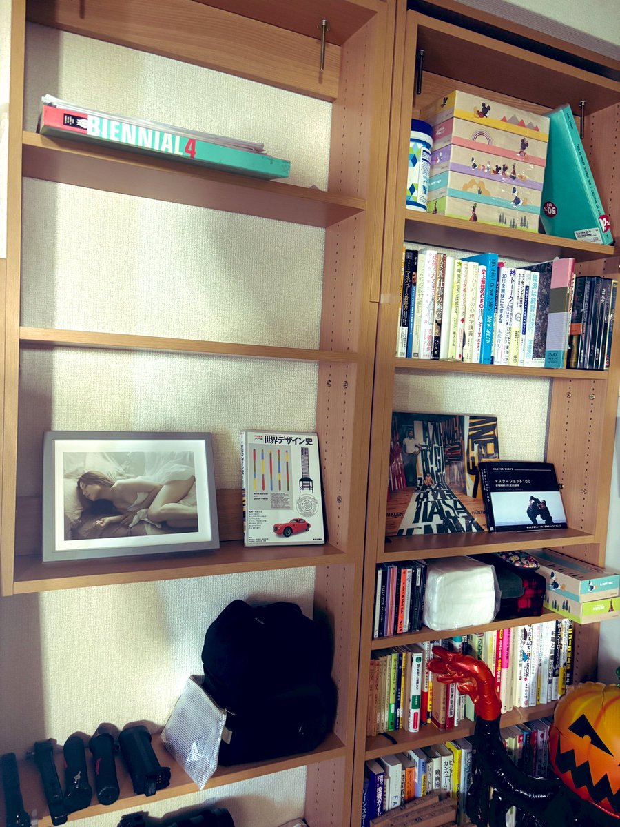 オフィスの改装終わって、本棚を作った。
ゆみねえの写真展で購入したのが届いた！表紙になっていた写真が個人的には1番のお気に入りでした👏

ただちょっと新卒生にはインパクト強すぎるか？笑

家に飾ろうかな…
まあそれはそれで猫♂にとってインパクト大か…

ゆみねえ、素敵な写真ありがとう🙏