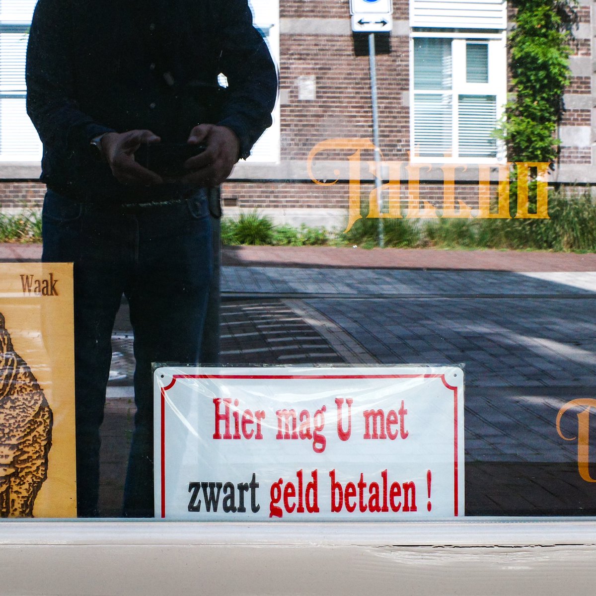 #straatjutten 4820. Bijzondere tekst in de etalage van een tattoo shop in Breda: Hier mag u met zwart geld betalen!
#Ideeënstarter: sta iets toe wat nergens mag.

Met straatjutten pluk je ideeën zo van de straat.
Lezing of workshop straatjutten: shorturl.at/BDJ89