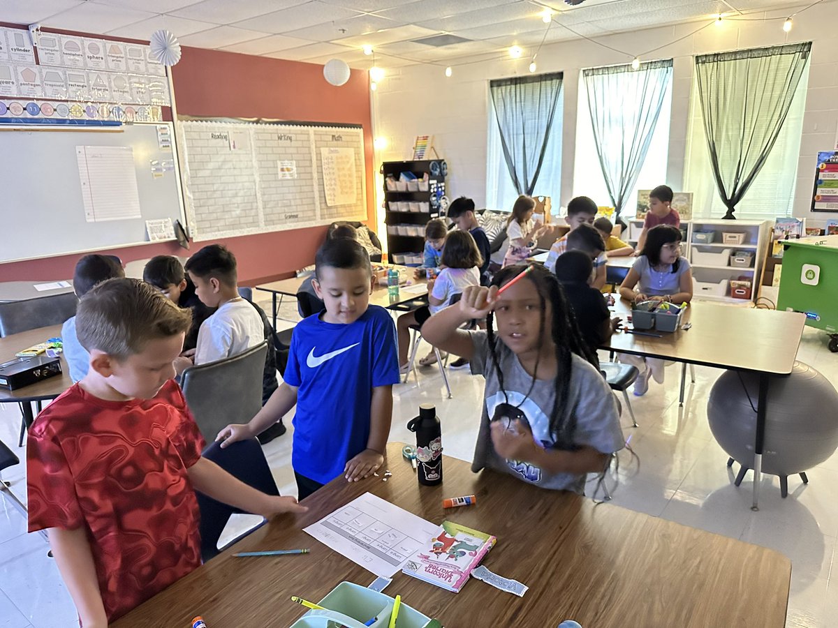 KruseCrew2's tweet photo. Another day of morning phonics and the Kruse Crew was hard at work figuring things out together as a team! #ourclassisafamily @NISDCarson https://t.co/Cf8Rf4829q