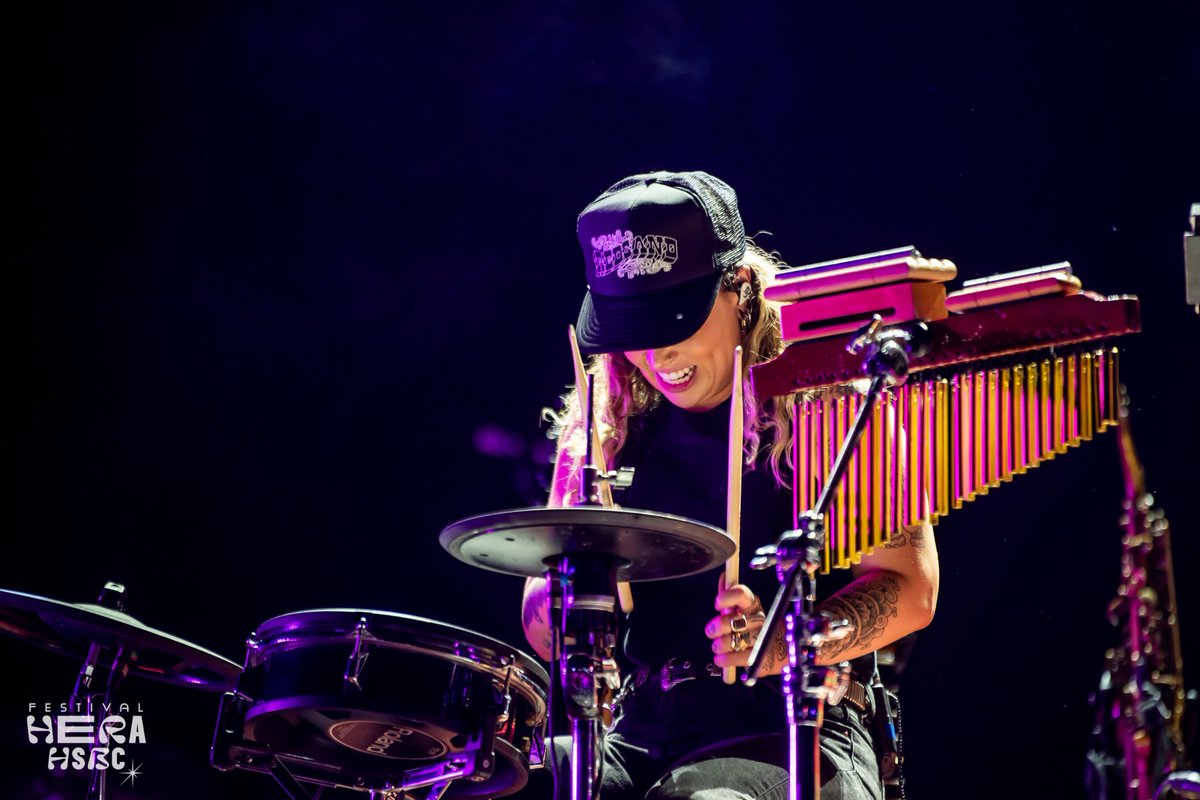 FestHeraHSBC's tweet photo. Una parte de nuestra alma siempre va a vivir en el show de Tash Sultana 🎤✨

#HeraHSBC24 https://t.co/LZbvuNcF4f
