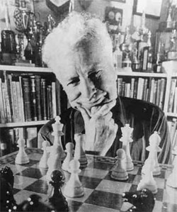 FIDE_chess's tweet photo. Arpad Elo, born on this day in 1903, created the Elo rating system, which FIDE has used since 1970. 
A professor of physics, his system revolutionized how players are ranked in chess and many other sports. 

📷 Wikipedia https://t.co/OGUaynrpoy