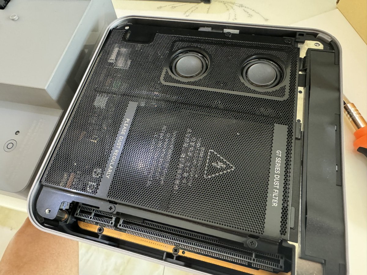 299显卡扩展坞，还内置电源

零刻这款机器确实好玩，缝合怪居然真的可以，跟主机一起买拓展坞只需要299，整体做工远超预期，闲置了一年的4090卡可以用起来了
计划用来跑实验，双2.5G网卡，刚好做云平台测试设备