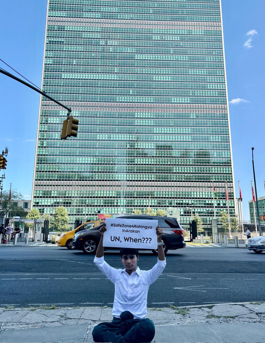 jasminara343's tweet photo. @M_Sawyed, a student of @newyorkunirank, has taken a stand for #SafeZoneForRohingya in front of the UN office. As we mark the 7th anniversary of the #RohingyaGenocide, it's crucial that the international community acts to protect Rohingya lives. https://t.co/0GhhXVvWmt