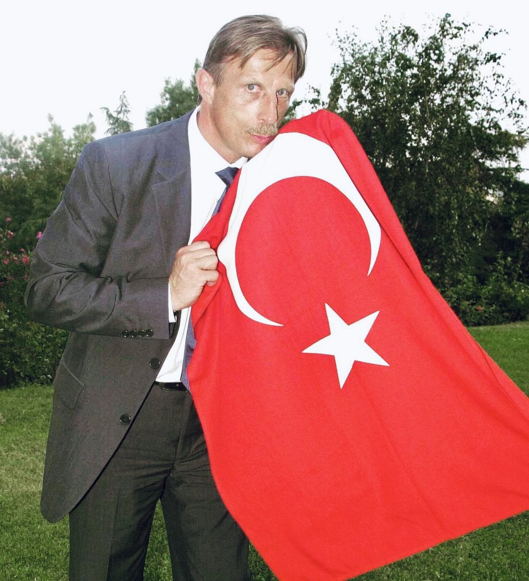 Futbolumuza önemli katkılarda bulunan, her müsabaka öncesi İstiklal Marşımızı söyleyerek bizlerden biri olduğunu gösteren Christoph Daum’un vefat haberini üzüntüyle öğrendim. 

Daum ailesine, yakınlarına ve spor camiasına başsağlığı dileriz.