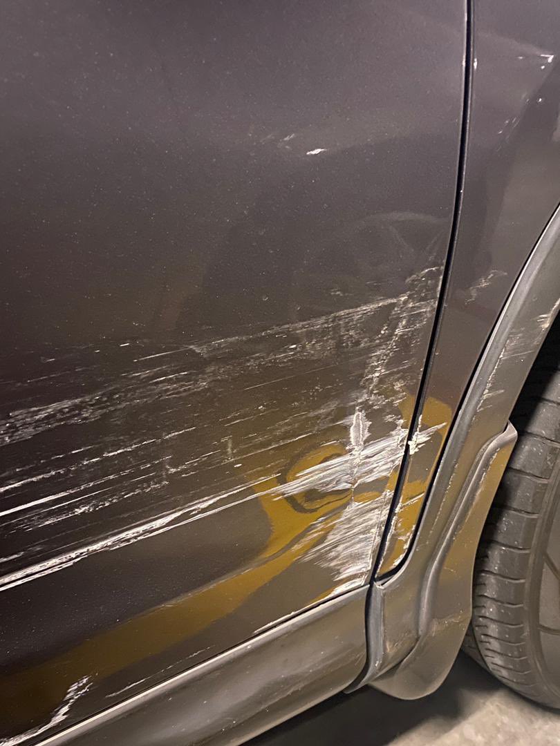 pajelinas's tweet photo. hi semua mintak jasa baik untuk repost tweet ni kes langgar lari kereta saya . berlaku dekat masjid sungai besi subuh pagi tadi 25/8 - 6.50am .parking dekat luar masjid . sesiapa ada dashcam boleh dm saya . mintak tolong sangat🥹🥹🥹 https://t.co/9b2BOzuuCo