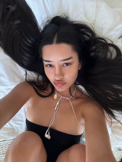 Thoughts on the long leg car singing scene? 😹 https://t.co/0P2ipZcSZ4