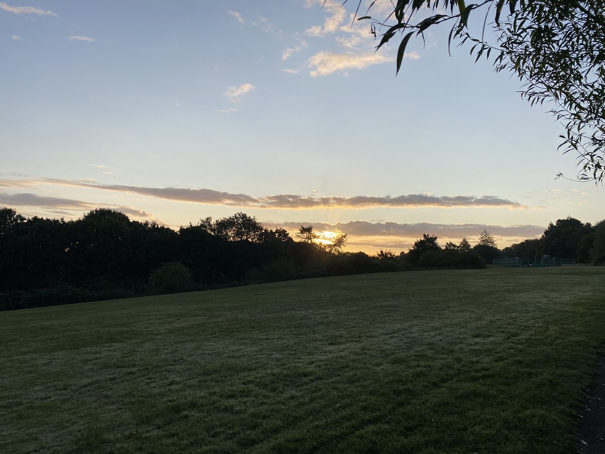 LuElizabeth20's tweet photo. Love this time of the day #Sunrise #rundone https://t.co/k7fkRPLlf3